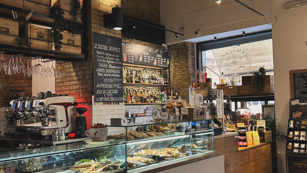 Gran Caffè, Rione VIII: tra giornalisti, architetti e una nuova idea di pausa salata